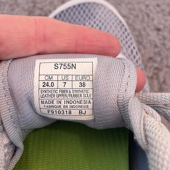 Wome’s ASICS training shoe - Picture 4 of 5